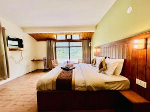 Una cama o camas en una habitación de Hotel The Sliver land # Mountain view # River view # Near Volvo Bus Stand # Family Hotel # Open Terrace