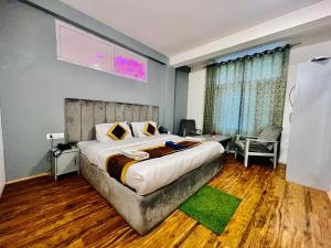 Una cama o camas en una habitación de Hotel The Sliver land # Mountain view # River view # Near Volvo Bus Stand # Family Hotel # Open Terrace