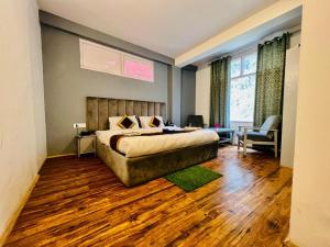 Una cama o camas en una habitación de Hotel The Sliver land # Mountain view # River view # Near Volvo Bus Stand # Family Hotel # Open Terrace