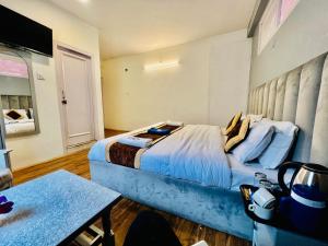 Una cama o camas en una habitación de Hotel The Sliver land # Mountain view # River view # Near Volvo Bus Stand # Family Hotel # Open Terrace