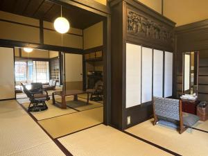 Predel za sedenje v nastanitvi 北国街道 脇本陣の宿 粂屋 1棟貸切プラン