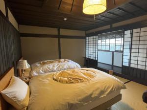 Postelja oz. postelje v sobi nastanitve 北国街道 脇本陣の宿 粂屋 1棟貸切プラン