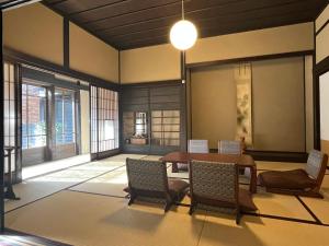 Predel za sedenje v nastanitvi 北国街道 脇本陣の宿 粂屋 1棟貸切プラン