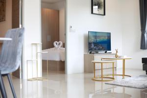 TV a/nebo společenská místnost v ubytování Shangrilah Bungalow
