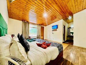 Una televisión o centro de entretenimiento en Hotel The Sliver land # Mountain view # River view # Near Volvo Bus Stand # Family Hotel # Open Terrace