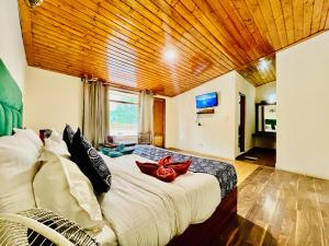 Una cama o camas en una habitación de Hotel The Sliver land # Mountain view # River view # Near Volvo Bus Stand # Family Hotel # Open Terrace
