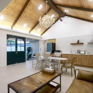 una sala da pranzo e un soggiorno con tavolo e sedie di Damonga a Damyang