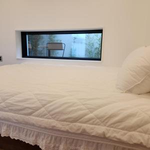 un letto in una stanza con una finestra di Damonga a Damyang