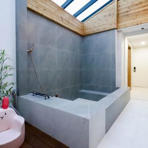 una vasca da bagno in un bagno con lucernario di Damonga a Damyang Altre 14 foto