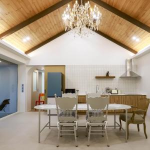 una sala da pranzo con tavolo e sedie di Damonga a Damyang