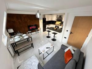 TV a/nebo společenská místnost v ubytování Harbourside Hot Tub Penthouse