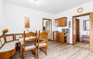 une cuisine et une salle à manger avec une table et des chaises dans l'établissement Warm appartement dichtbij winterberg, à Winterberg
