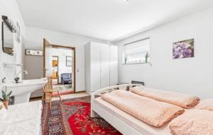 une chambre avec deux lits, une baignoire et un lavabo dans l'établissement Warm appartement dichtbij winterberg, à Winterberg