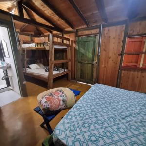 Ένα ή περισσότερα κρεβάτια σε δωμάτιο στο Cabañas El Paraiso en Filandia