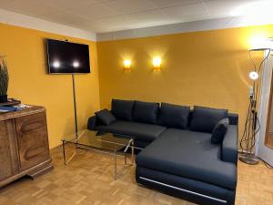 a living room with a couch and a flat screen tv at Ruhige Toplage im Zentrum in Karlsruhe +5 photos