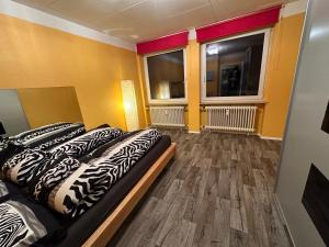 two beds in a room with two windows at Ruhige Toplage im Zentrum in Karlsruhe