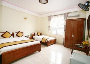 1 Schlafzimmer mit 2 Betten und einem Fenster in der Unterkunft Bao An Hotel in Diện Biên Phủ