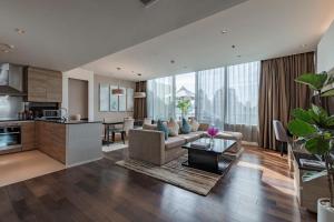 曼谷MUU Bangkok, Small Luxury Hotels of the World的带沙发的大客厅和厨房