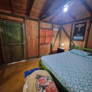 Ένα ή περισσότερα κρεβάτια σε δωμάτιο στο Cabañas El Paraiso en Filandia