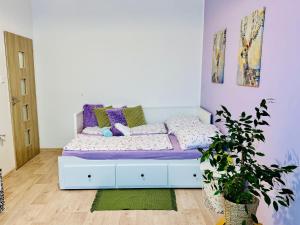 Postel nebo postele na pokoji v ubytování Garsonka ve Dvoře