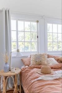 une chambre avec un lit et deux fenêtres dans l'établissement The Holiday House - Newly listed, à Pottsville