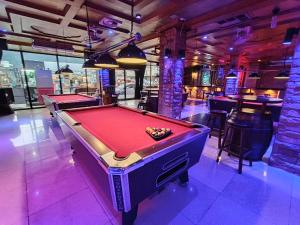 Biliár nebo kulečník v ubytování Chang Hostel Patong Phuket