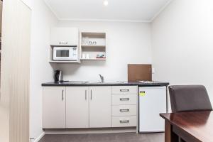 Kuchyň nebo kuchyňský kout v ubytování Parkview Motor Inn
