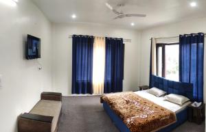 Un pat sau paturi într-o cameră la KD's RESORT BHADERWAH