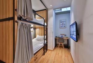 Postel nebo postele na pokoji v ubytování Shanghai Pengpai Art Youth Hotel