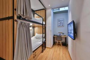 Postel nebo postele na pokoji v ubytování Shanghai Pengpai Art Youth Hotel