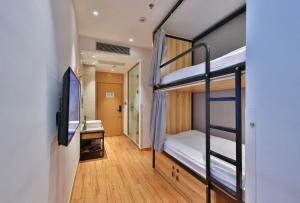 Postel nebo postele na pokoji v ubytování Shanghai Pengpai Art Youth Hotel