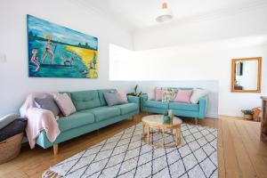 un salon avec un canapé bleu et une table dans l'établissement The Holiday House - Newly listed, à Pottsville 16 autres photos