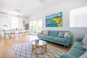 un salon avec un canapé et une table dans l'établissement The Holiday House - Newly listed, à Pottsville