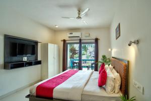 Un dormitorio con una cama grande y un televisor. en Baga beach see side in, en Calangute