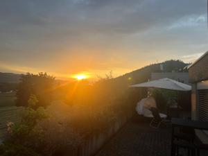 Alba o tramonto visti dall'interno della stanza in casa privata o dai dintorni
