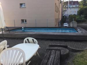 Bazén v ubytování Chambre spacieuse, lumineuse et reposante nebo v jeho okolí