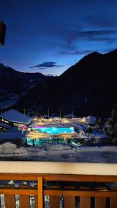 Blick auf ein Resort mit Pool in der Nacht in der Unterkunft Studio 4206 Les Sources aux Bains d'Ovronnaz in Ovronnaz