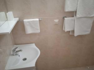 Ένα μπάνιο στο Apartments Ana Lopud - Studio with Balcony and Sea View-2 +9 φωτογραφίες