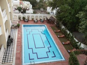an overhead view of a swimming pool in a building at Hotel Hilltop Palace in Udaipur