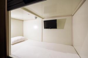 TV a/nebo společenská místnost v ubytování Capsule Hotel Cube Hiroshima