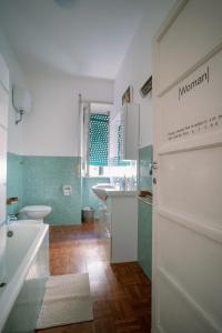 un bagno con vasca, lavandino e WC di Villa Fiorelli rooms a Roma