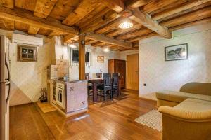 eine Küche und ein Wohnzimmer mit Tisch und Stühlen in der Unterkunft Vineyard Cottage Skatlar 2 in Srednje Grčevje
