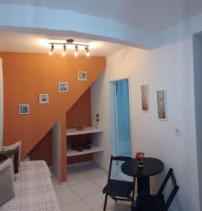 ein Wohnzimmer mit Tisch und Treppe in der Unterkunft Mila Mar Flat in Morro de São Paulo