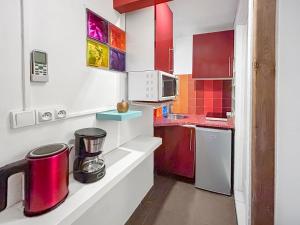Kuchyň nebo kuchyňský kout v ubytování Chez Jeanine - Studio avec Wifi et Climatisation