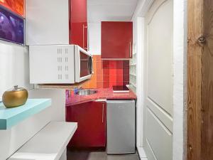 Kuchyň nebo kuchyňský kout v ubytování Chez Jeanine - Studio avec Wifi et Climatisation