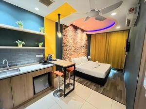 Postel nebo postele na pokoji v ubytování Smile Hotel Wangsa Maju
