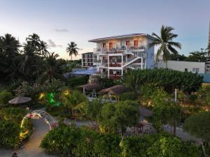 vista su un hotel dal resort di Reef Edge Thulusdhoo, Maldives a Thulusdhoo