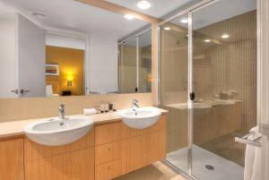 Ramada Hotel & Suites by Wyndham Ballina Byron的一间浴室