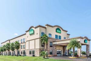 una representación del frente de un hotel en Wingate by Wyndham Lake Charles Casino Area, en Lake Charles