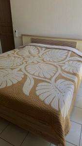 阿鲁埃Vaiata lodge的一张床上的床上,上面有毯子 更多20张照片